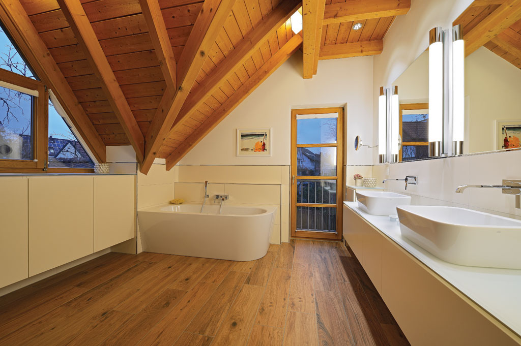 Badezimmer Holz sanieren in Eiche natürlich mit Waschtisch und Badewanne Dachgeschoss in Offenburg