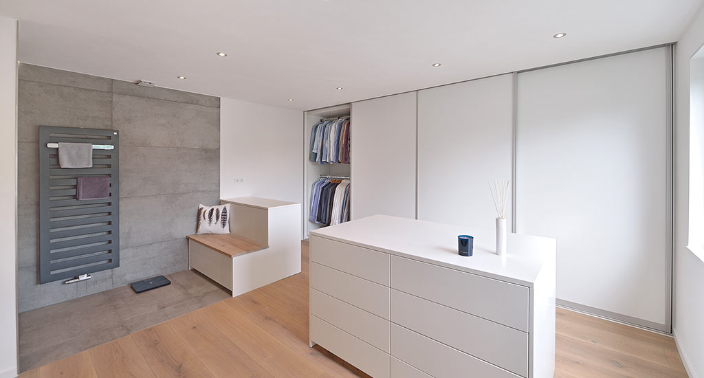 Bad und Möbel aus Holz mit Schrank in Offenburg