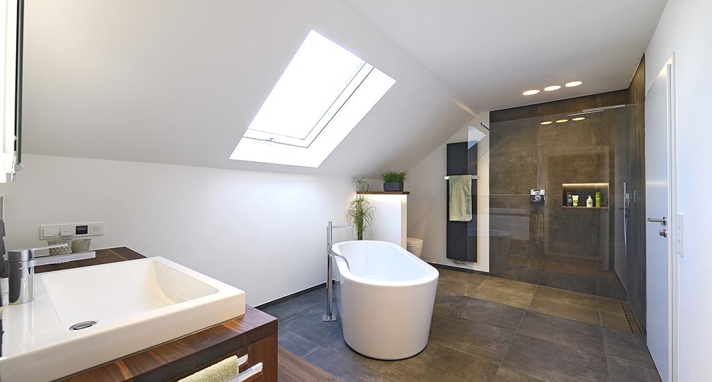 Badezimmer von der Schreinerei Hamm in Lahr mit Altholz Waschtisch