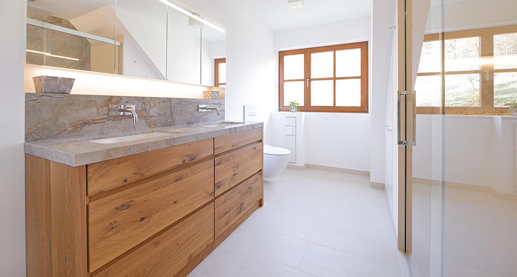 Bad mit Waschtisch aus Holz in Lahr