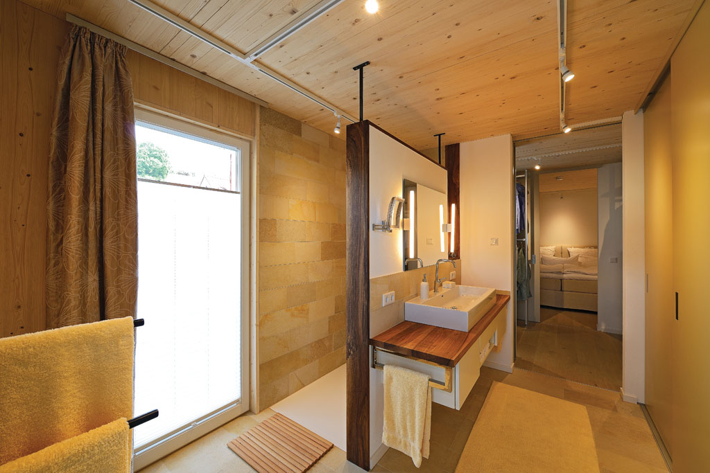 Badezimmer in Lahr mit Waschtisch aus Holz und Marmorfliesen