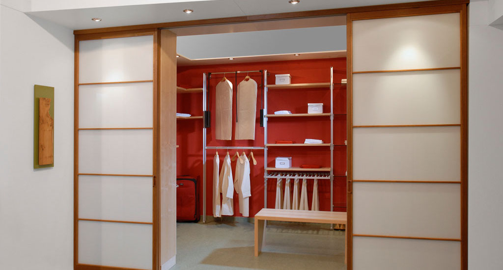 Japantüren vor dem begehbaren Kleiderschrank in Fulda