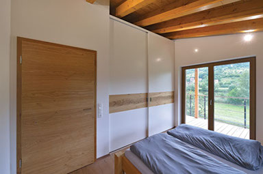 begehbarer Kleiderschrank weiss holz schraege Schreiner Lahr