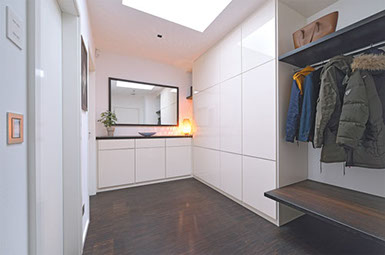 Garderobe Flur modern in Weiß lack und Räuchereiche ohne Griffe in Lahr