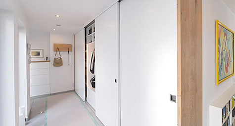 Einbauschrank aus Holz Weiss lackiert in Offenburg