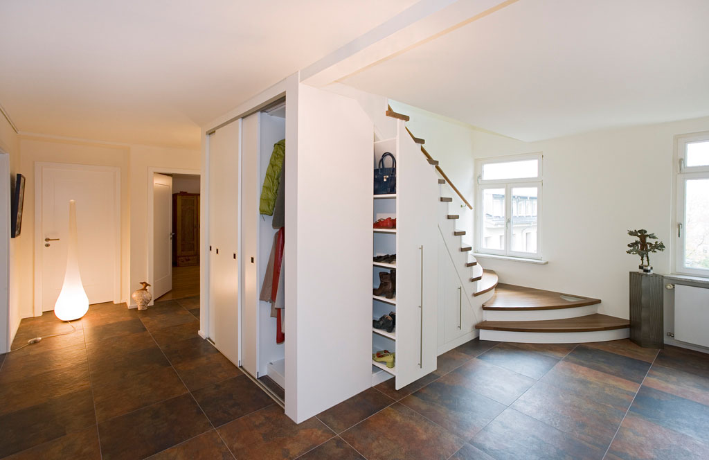 Gaderobe Apothekerschrank Einbau weiss Treppe in Offenburg