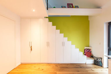 Garderobenmöbel Treppe Einbaulösung nach Maß weiß bunt in Offenburg