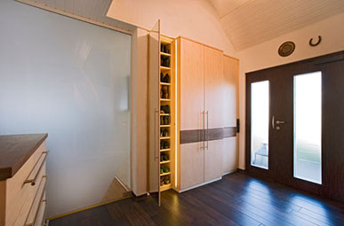 Garderobeschrank in Buche und Nussbaum massivholz im Hauseingang in Lahr