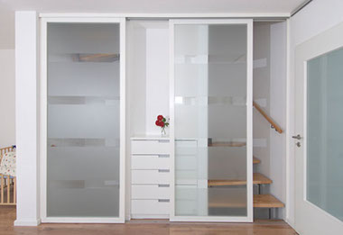 Garderobe Treppenhaus Windfang weiß lackiert Glas Holz Offenburg