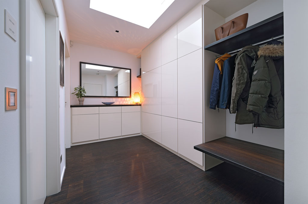 Garderobe Flur modern in Weiß lack und Räuchereiche ohne Griffe in Lahr