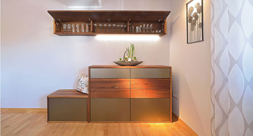 Geschirrschrank aus Holz in Offenburg