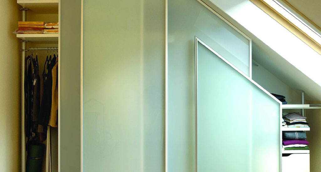 Kleiderschrank aus Aluminium in der Dachschräge in Offenburg