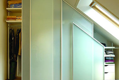 Kleiderschrank aus Aluminium in der Dachschräge Offenburg