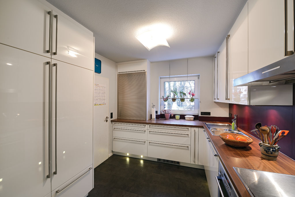 Küche weiß hochglanz lackiert von der Schreinerei Hamm in Offenburg