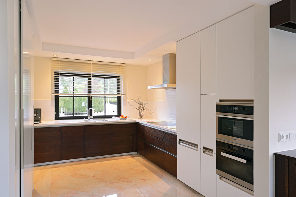 Küche in Weiss Schreinerei Hamm in Friesenheim Räuchereiche