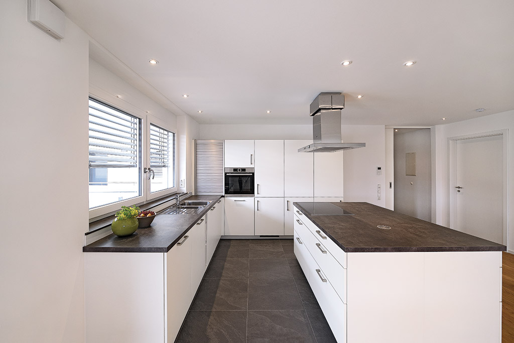 Kuecheninsel Naturstein Holz Schreiner kuechenfliesen Friesenheim