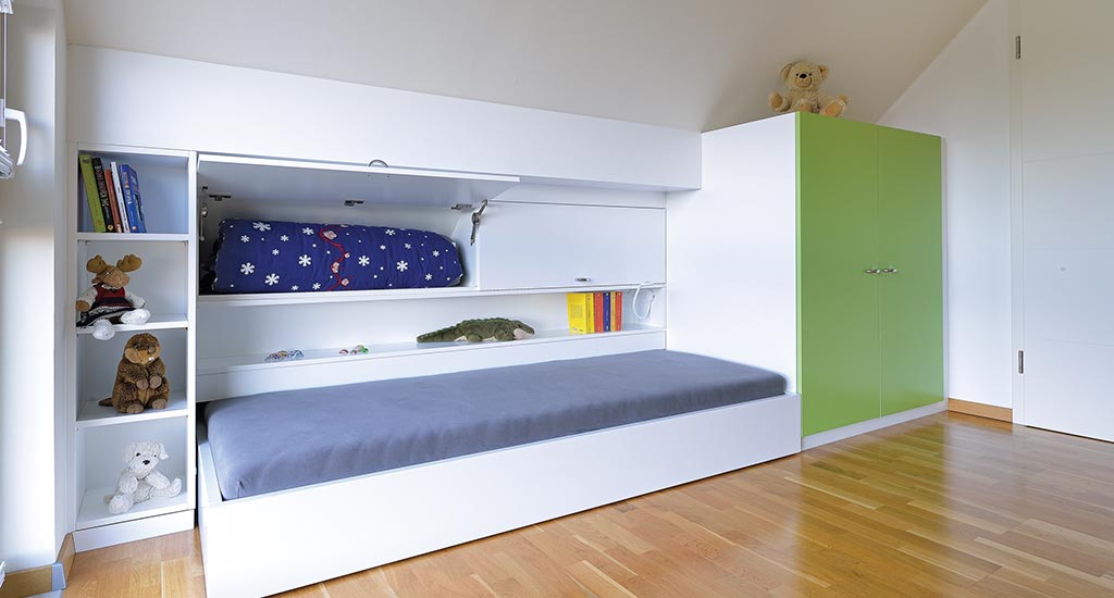 begehbarer Kleiderschrank weiss holz schraege Schreiner Lahr