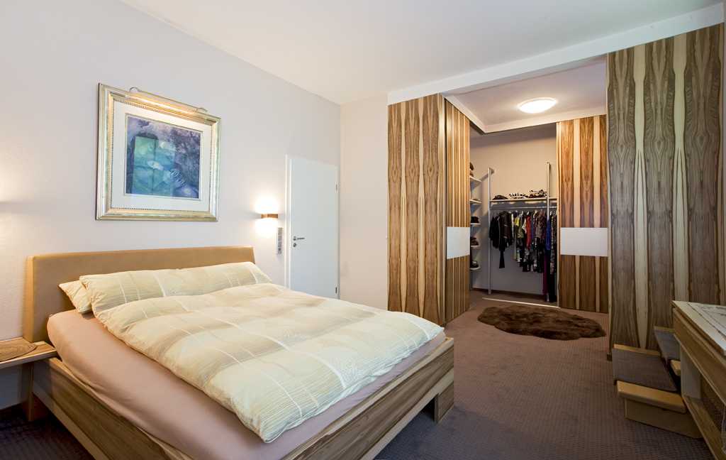 Kleiderschrank mit Schiebetüren Nussbaum Vollholz Glas lackiert Schreinerei Hamm in Offenburg