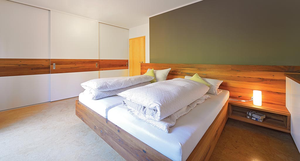 begehbarer Kleiderschrank weiss holz schraege Schreiner Lahr