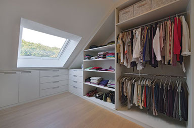 Kleiderschrank unter der Dachschräge in weiß lackiertem Holz, Schreinerei in Lahr und Friesenheim