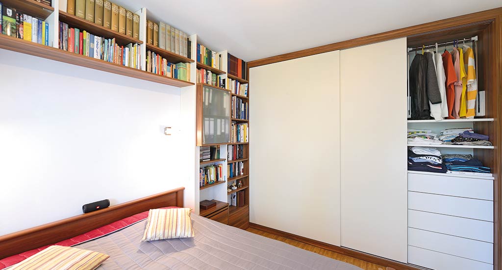 begehbarer Kleiderschrank weiss holz schraege Schreiner Lahr