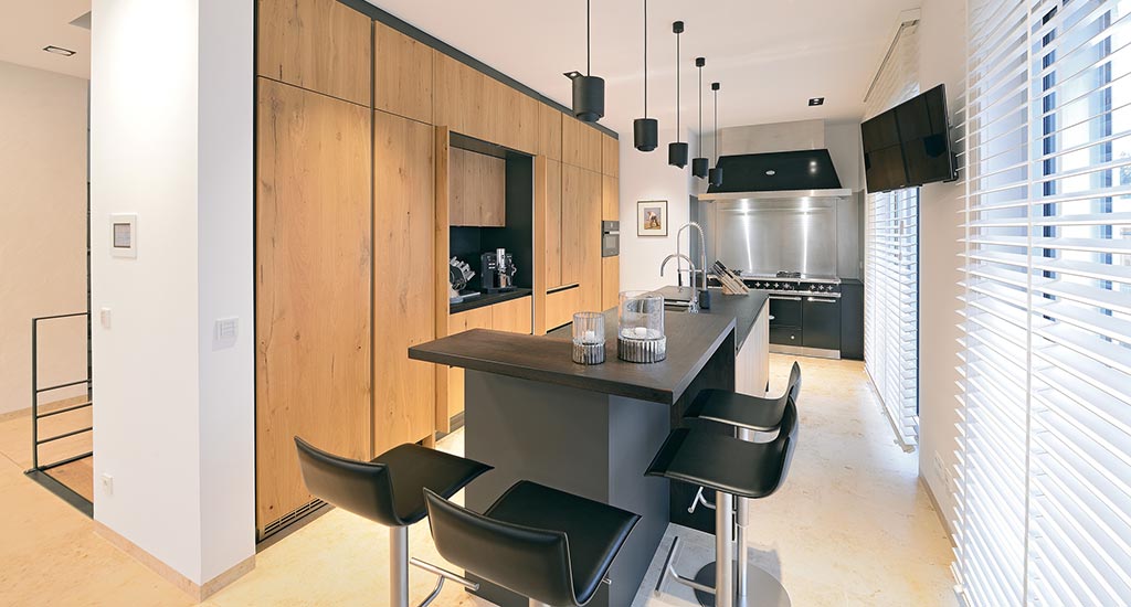 Küche aus Eichenholz mit Insel in Lahr