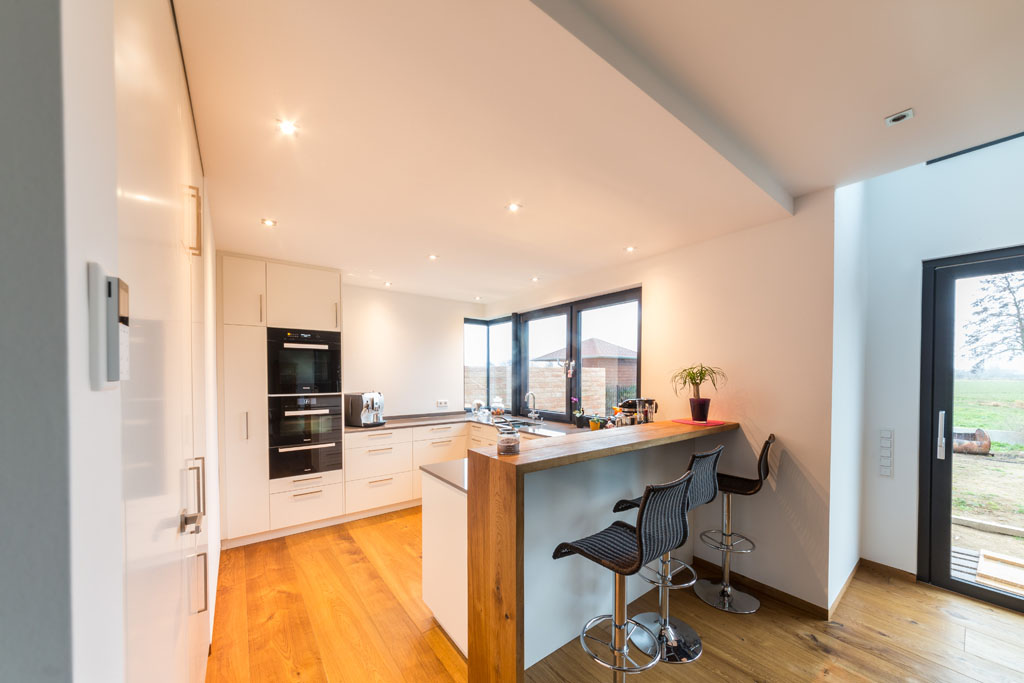 Moderne Küche nach Maß vom Schreiner mit geöltem Massivholz Eiche und weiß kubische Form Schreinerei Hamm in Lahr