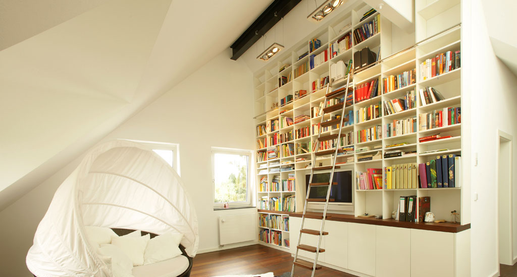 Bibliothek Bücherschrank Dachschräge Weiß Massivholz Fernsehmöbel in Lahr
