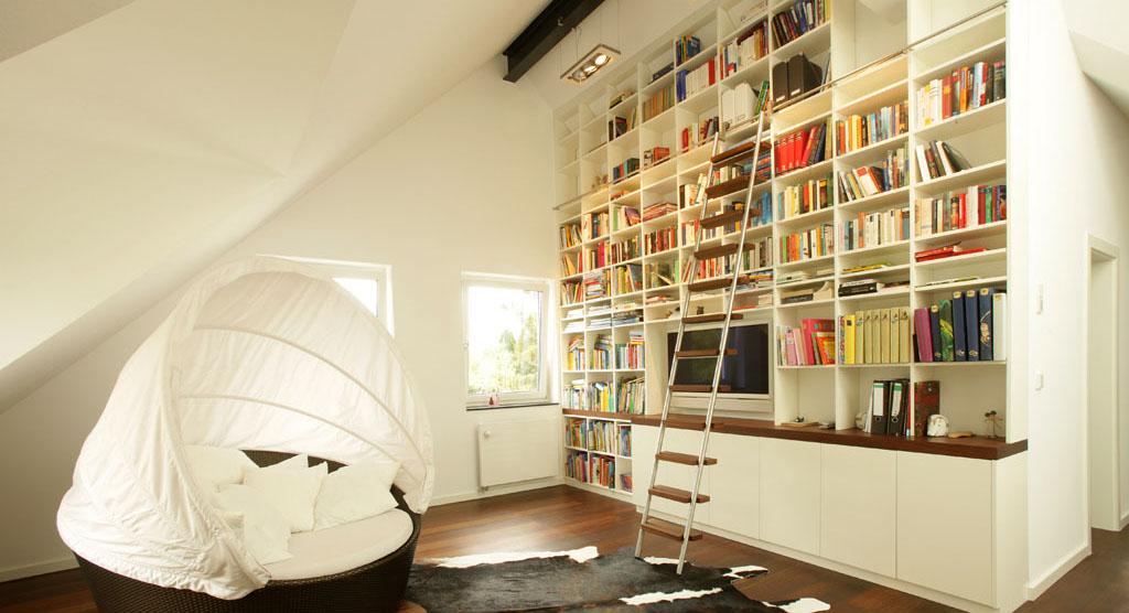 Bibliothek Bücherschrank Dachschräge Weiß Massivholz Fernsehmöbel in Lahr