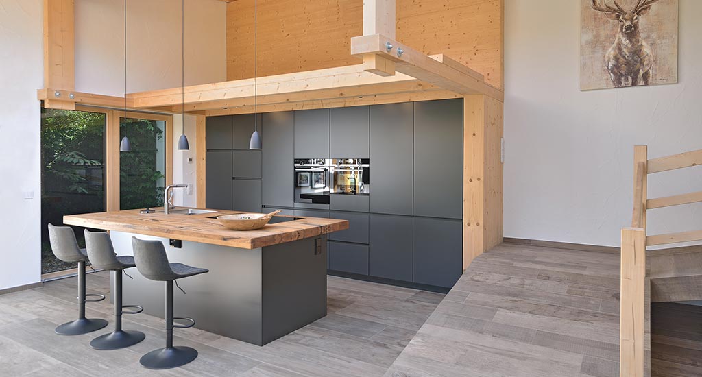 Offene Küche in Grau mit Holzblock aus Offenburg