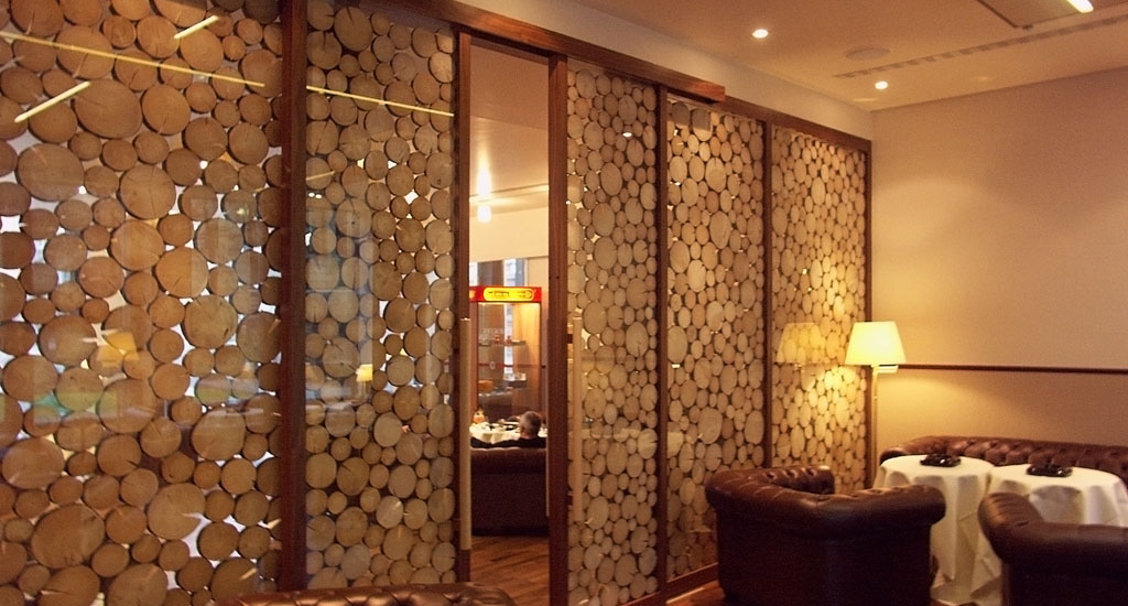 Raumteiler Holzstämme Gleittüren Schiebetüren in Offenburg