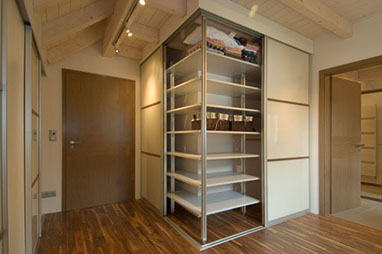 Kleiderschrank Eckschrank mit Fachboden im Dachgeschoss mit Schrägen und Schiebetüren Schreinerei Hamm in Friesenheim