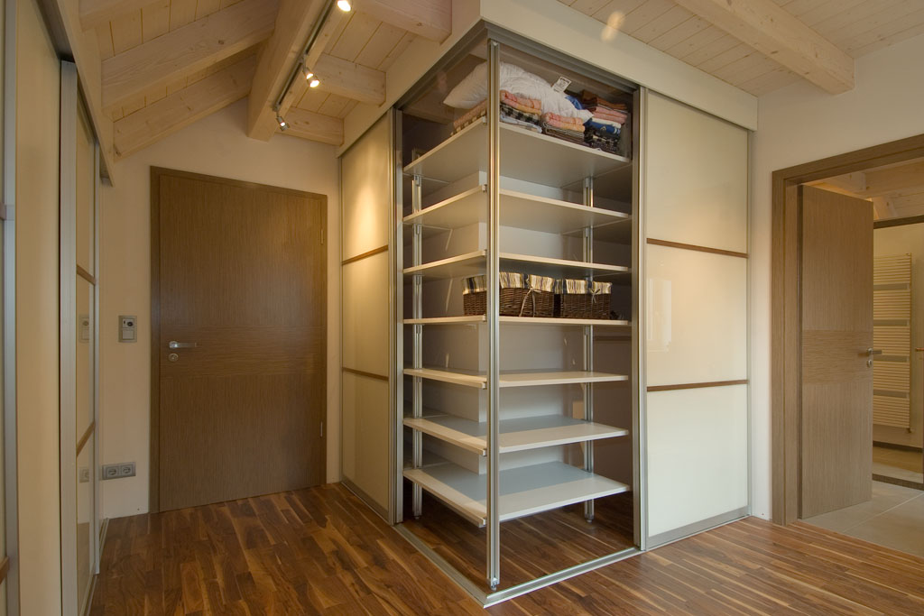 Kleiderschrank Eckschrank mit Fachboden im Dachgeschoss mit Schrägen und Schiebetüren Schreinerei Hamm in Friesenheim