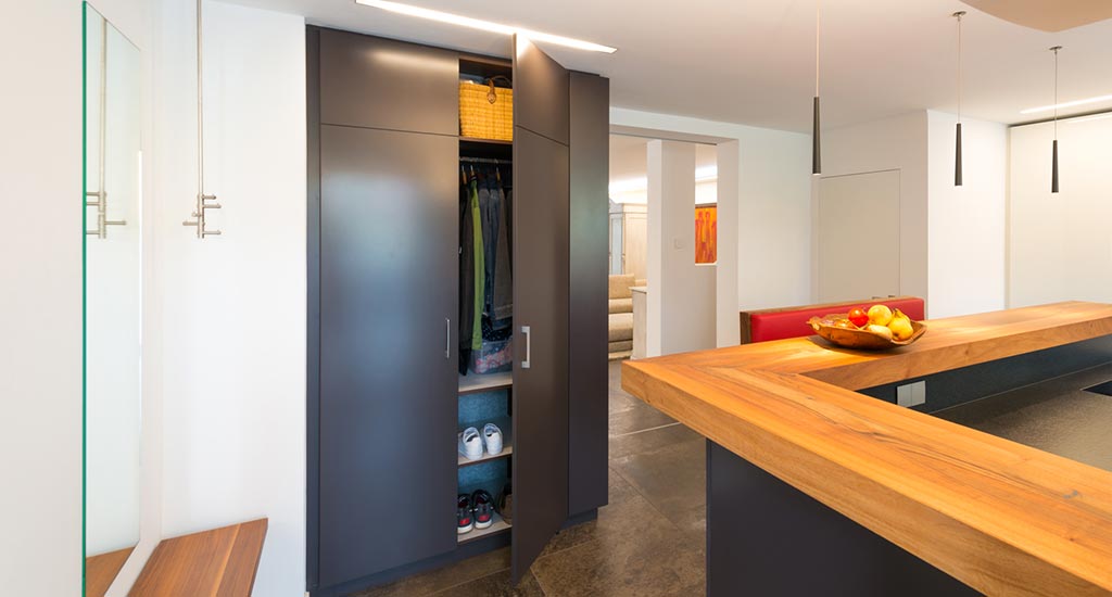 Vom Schreiner eine schwarze Garderobe aus Lahr