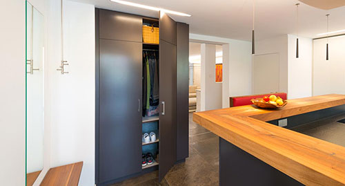 Vom Schreiner eine schwarze Garderobe aus Lahr