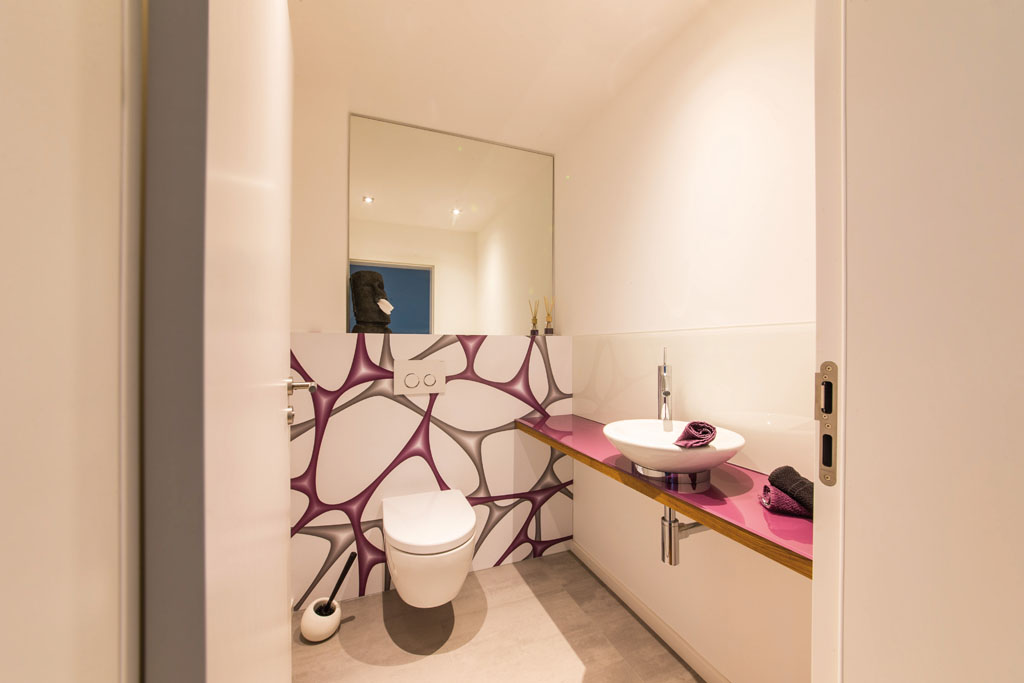 Moderne Wandverkleidung, Toilette in Friesenheim