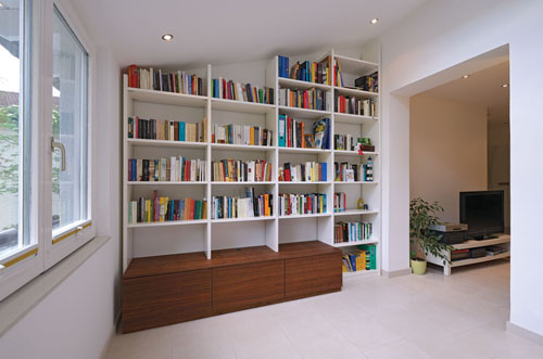 Regal im Wohnzimmer auf Maß Nußbaum Weiß Dachschräge in Lahr