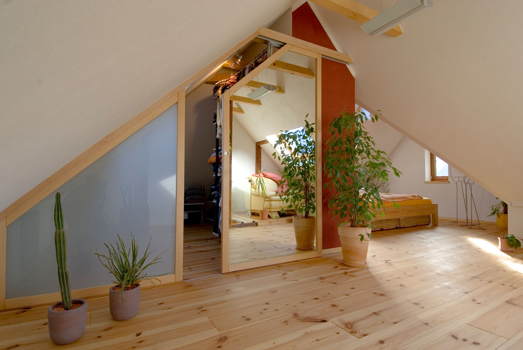 begehbarer Kleiderschrank in der Dachschräge, helles Holz Kiefer und Spiegel Schreinerei Hamm in Lahr