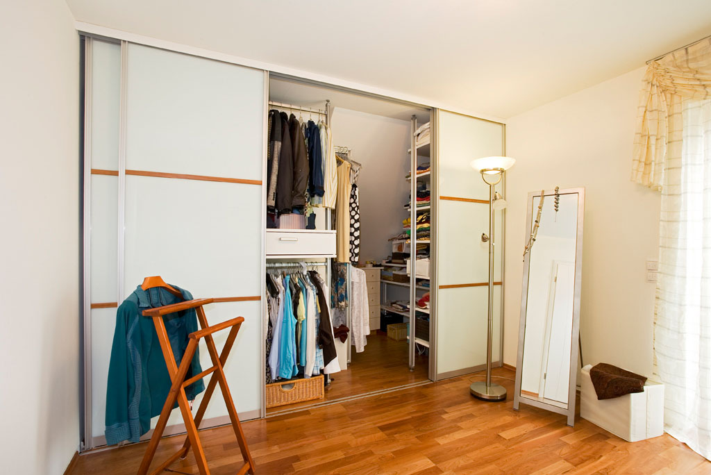 Schlafzimmerschrank und Ankleide begehbar mit Schiebetüren und Schrank System Schreinerei Hamm in Lahr
