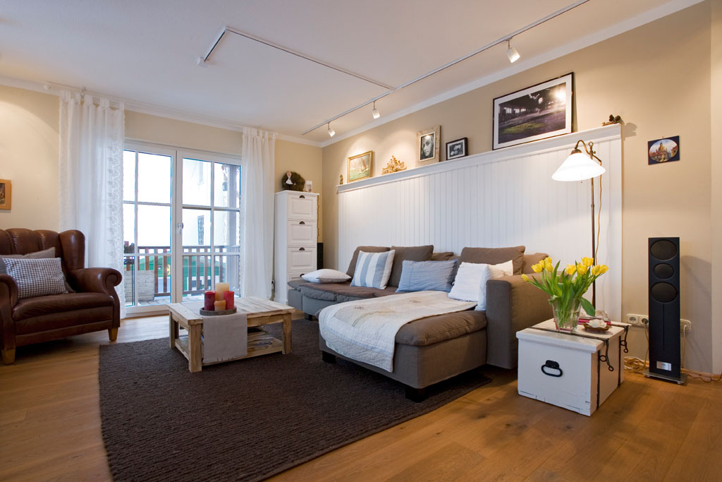 Wohnzimmer Wandverkleidung Weiß Bead Board Parkett Eiche in Offenburg