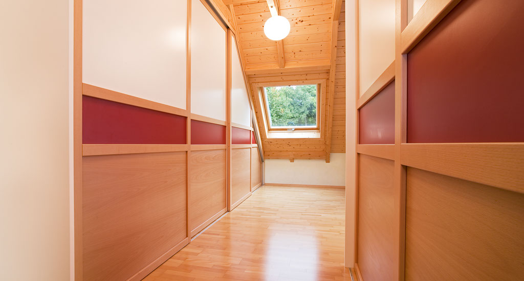 Begehbarer Kleiderschran aus Holz unter der Dachschräge Offenburg
