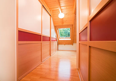 Begehbarer Kleiderschran aus Holz unter der Dachschräge in Offenburg
