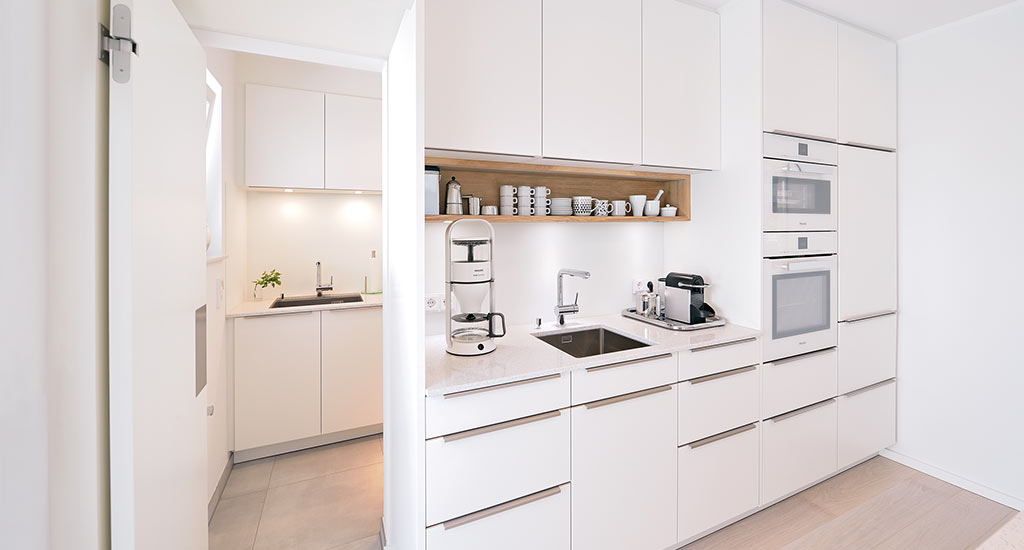 Spühlküche in Weiss mit Eiche aus Lahr