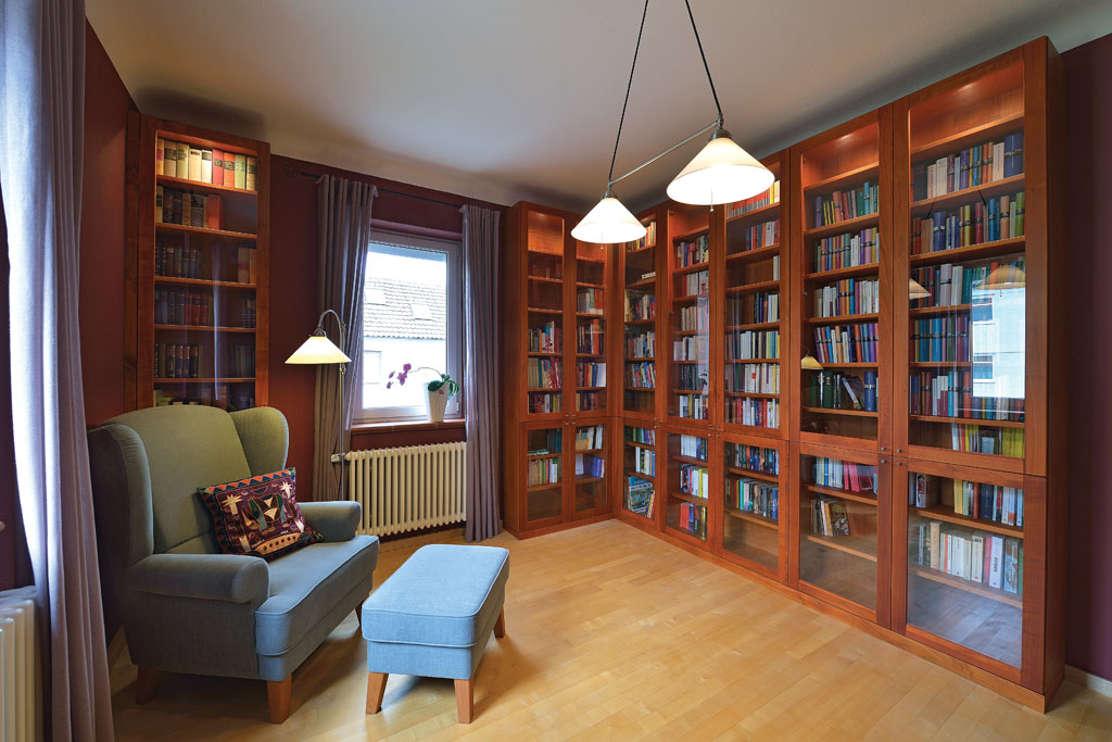 Bibliothek und Schrank aus Holz vom Schreiner in Lahr
